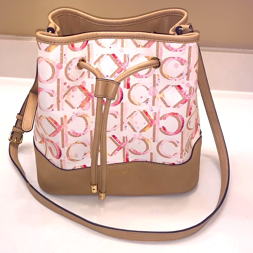 Calvin Klein Gabrianna Signature bucket bag